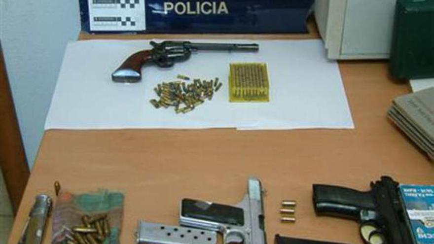 Imagen de las armas intervenidas y material robado.