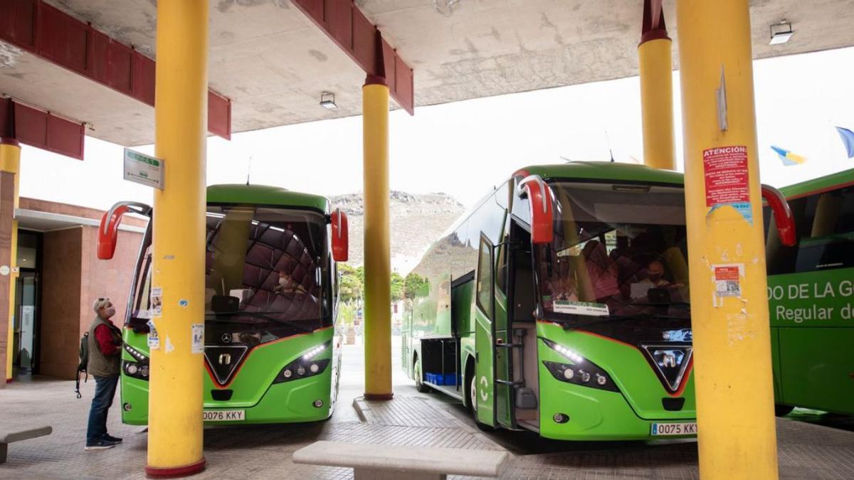 Guaguas del servicio regular en la estación de San Sebastián de La Gomera.