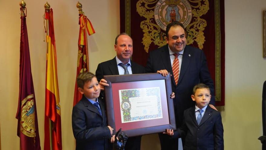 El director general de Agrico La Hermita 32, Pedro J. Ros, recoge el premio junto a sus dos hijos