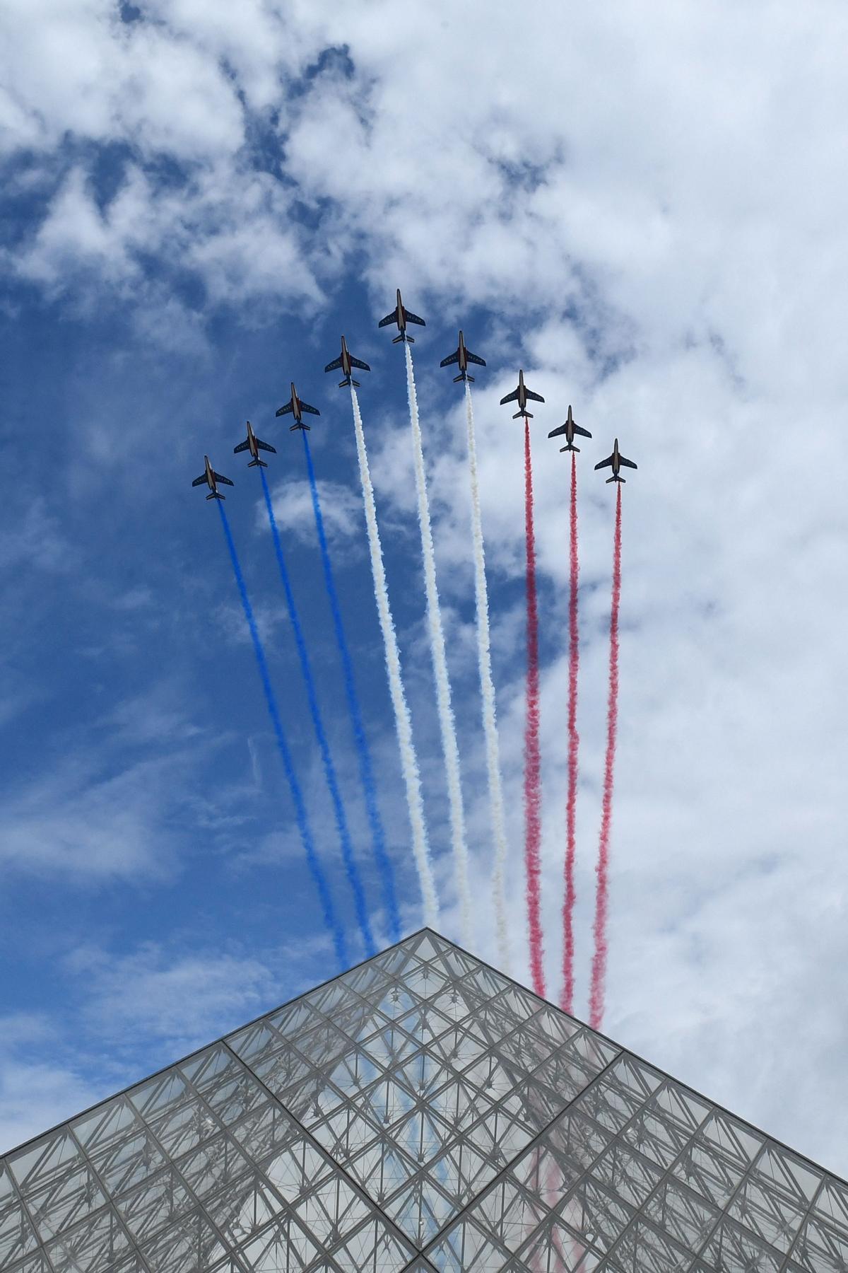 París celebra por todo alto el aniversario de la toma de la Bastilla.