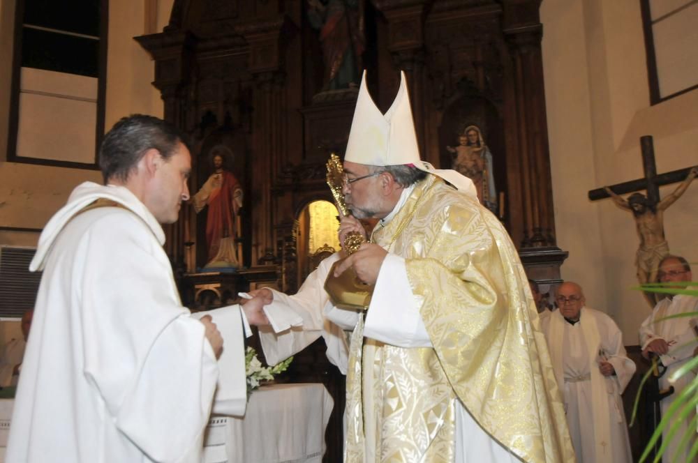 El arzobispo Jesús Sanz Montes  con las reliquias de los Beatos de Nembra