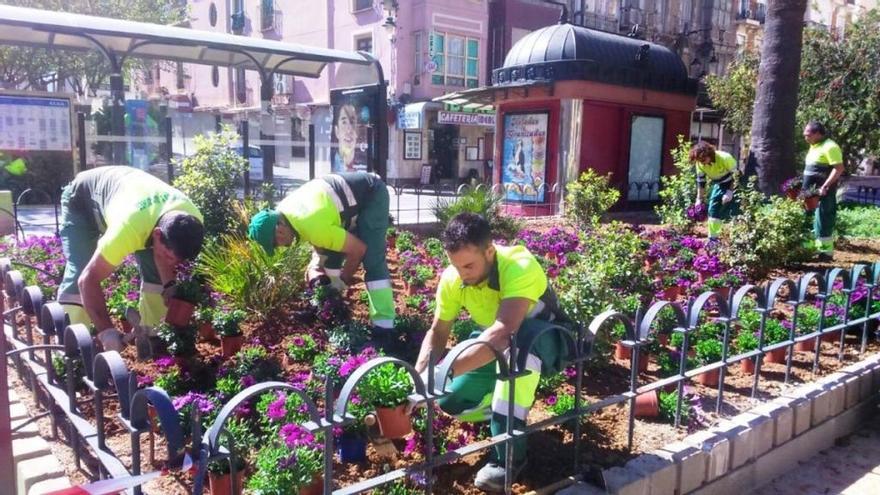 Brigadas trabajando en los jardines de la plaza de la Merced, en una imagen de archivo.