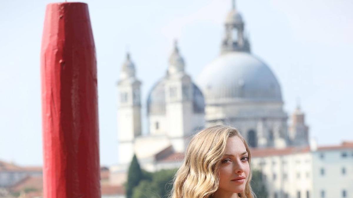 Amanda Seyfried posando a su llegada al Festival de Venezia de 2019