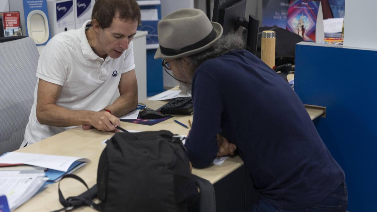 Un mayor reservando un viaje del Imserso, durante la edición pasada.