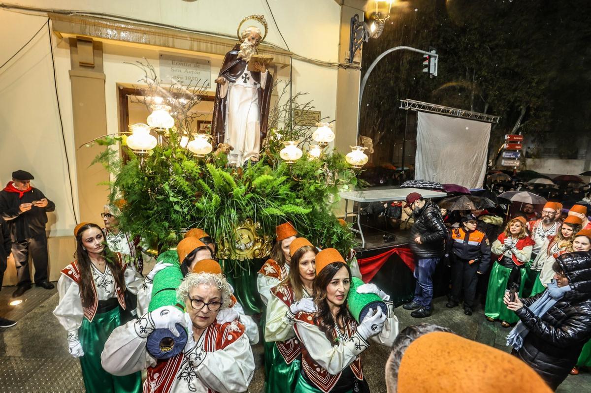 Elda celebra San Antón bajo la lluvia Elda celebra San Antón bajo la lluvia