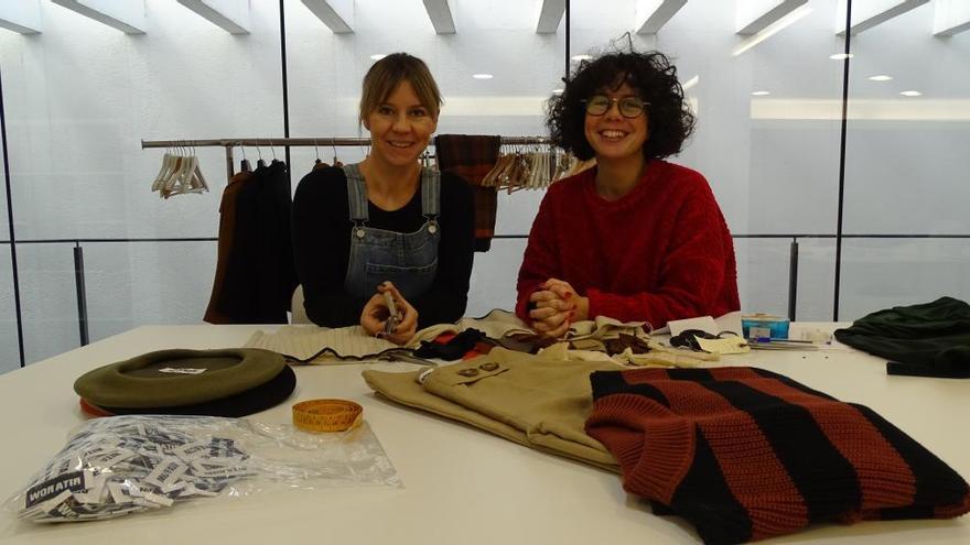 Xènia Semis i Imma Serra treballant a la seva botiga de Figueres.