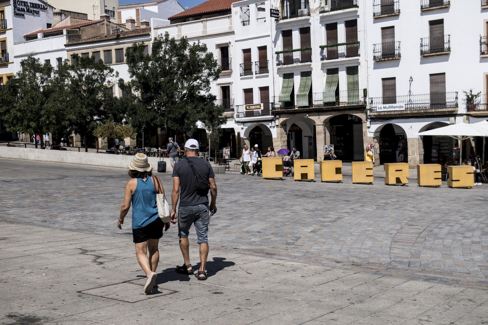 Fotogalería | Así disfrutan los turistas de la belleza de Cáceres