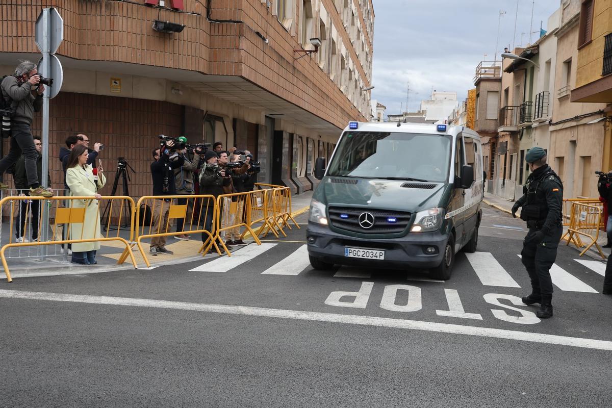 Gritos y mucha tensión al pasar el vehículo con el detenido por delante de la casa del niño asesinado en Sueca