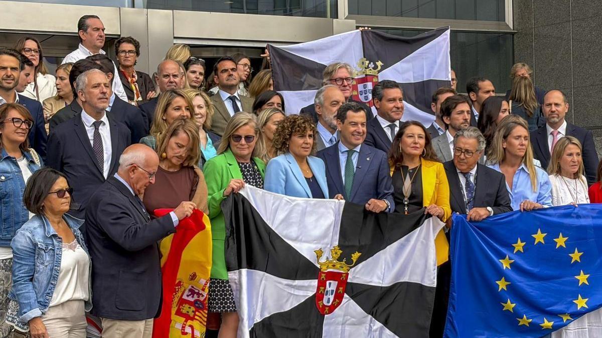 El presidente andaluz, Juanma Moreno, en la concentración por Ceuta en Bruselas.