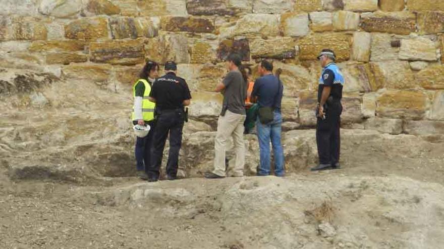 Agentes de la Policía Nacional y Municipal hablan con los integrantes del taller de limpieza.