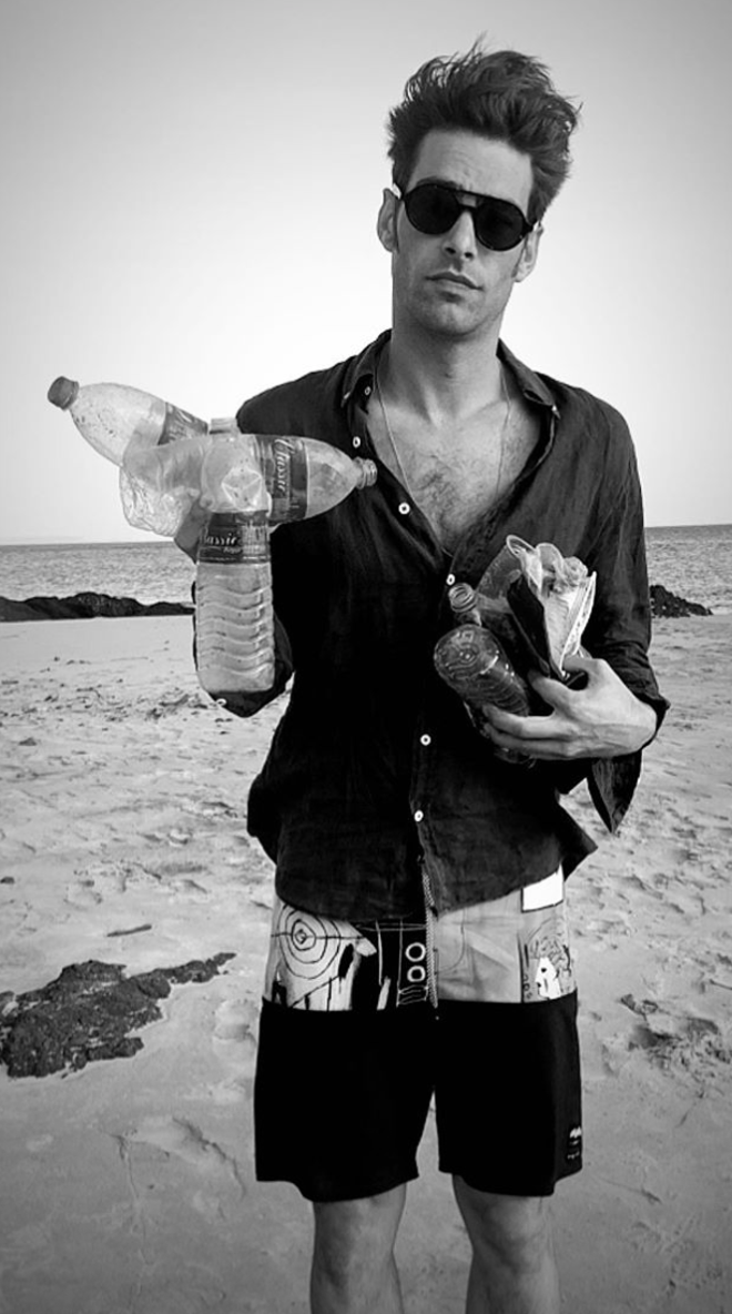 Jon Kortajarena limpiando la playa