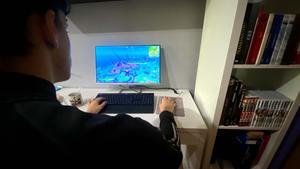 Un adolescente juega a Fortnite en el cuarto de su casa. 