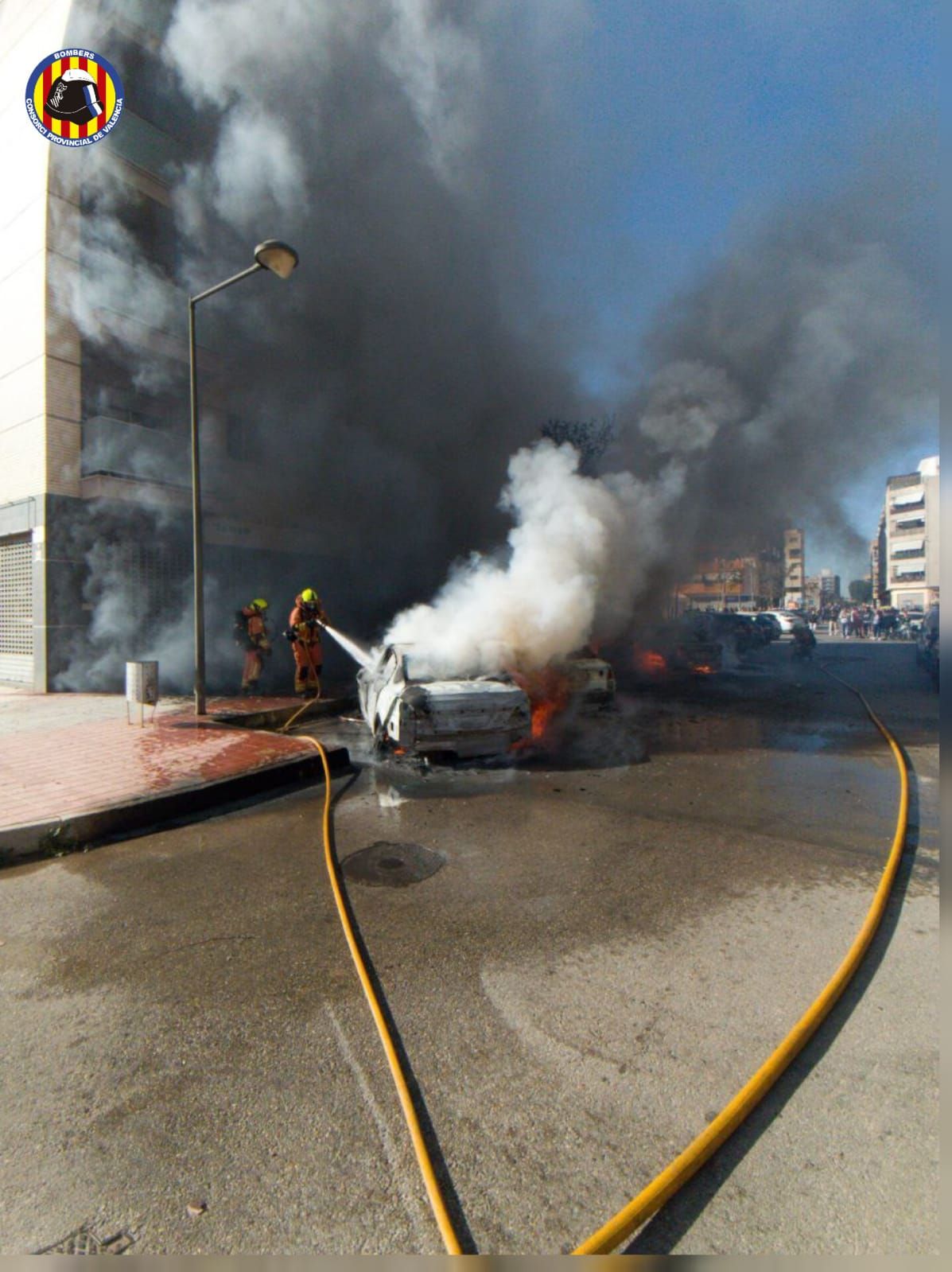 Tres vehículos se incendian en Albal