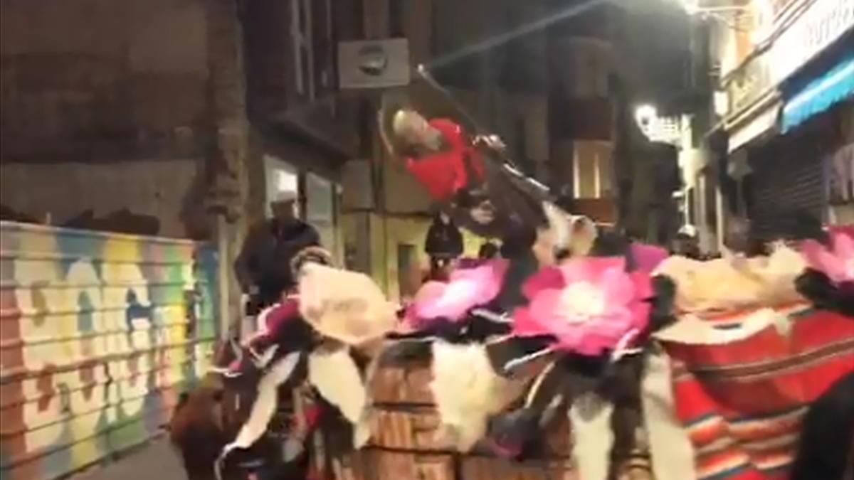 El momento en el que la figura de Sant Antoni cae del carro en la procesión de Benicarló