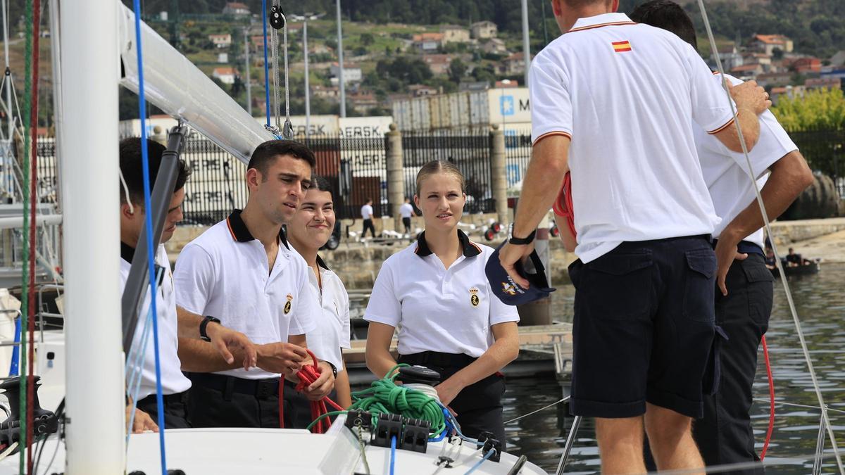 La princesa Leonor junto a sus compañeros en la escuela naval