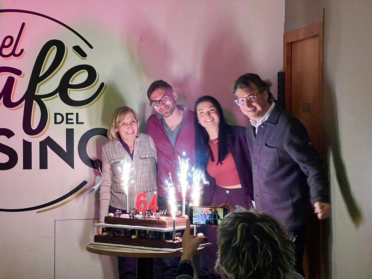 Bufant espelmes de l'aniversari de Miquel Roig en el Cafè del Casino