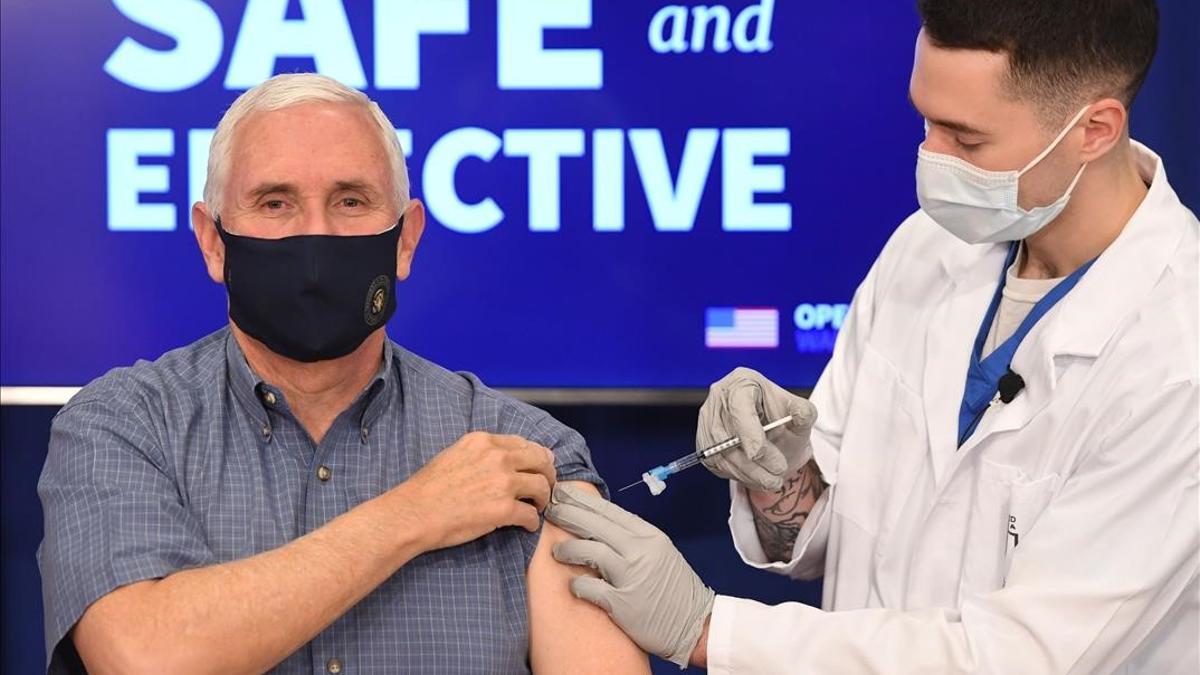 Mike Pence recibe la vacuna del covid-19.