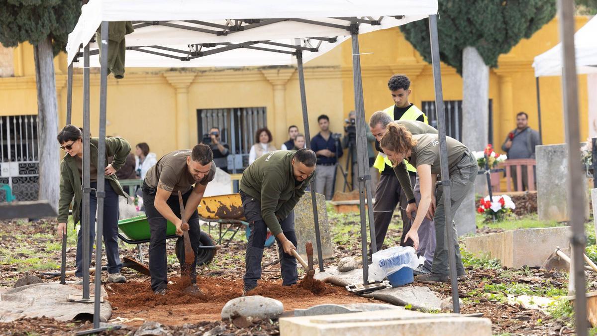Excavaciones en el Cementeri Vell de Vila.