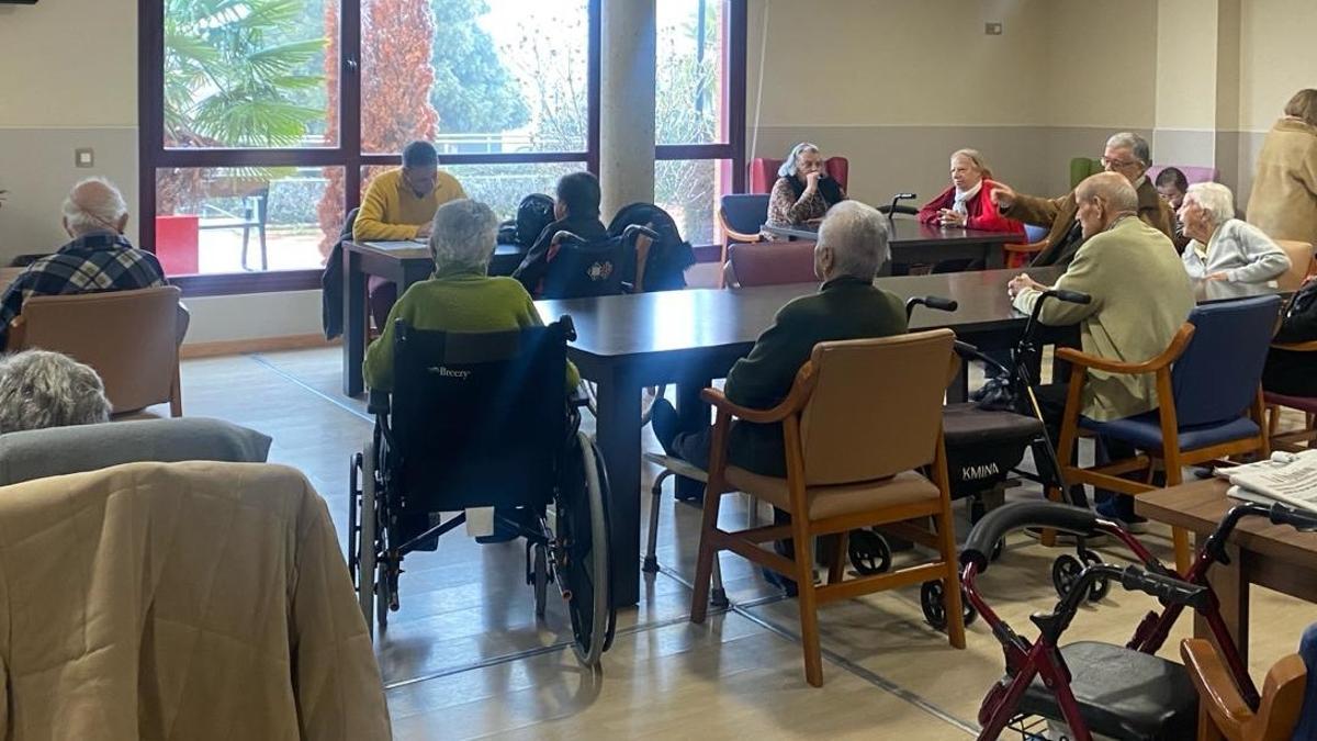 Visita de los voluntarios de Corrales a la resdencia de mayores para llevar libros