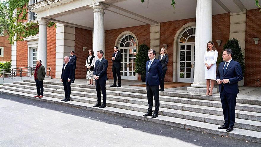 Sánchez y miembros de su Ejecutivo, junto a los líderes de los agentes sociales tras el pacto para alargar los ERTE, en mayo en Moncloa.