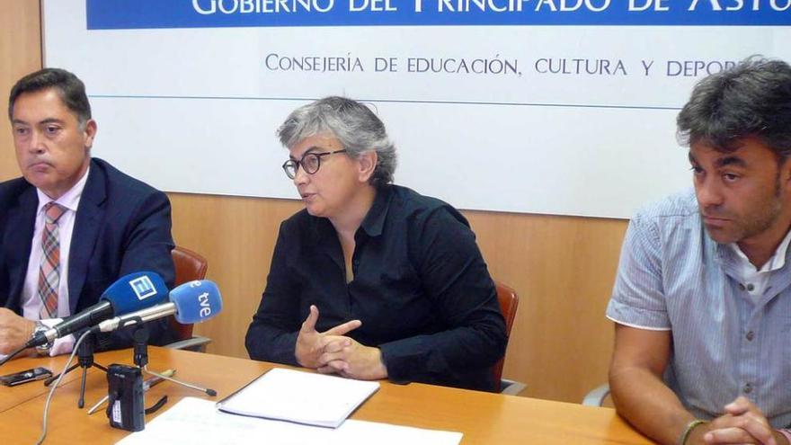 Por la izquierda, Marcos Martínez, Ana González y José Ramón Tuero, ayer, en Oviedo.