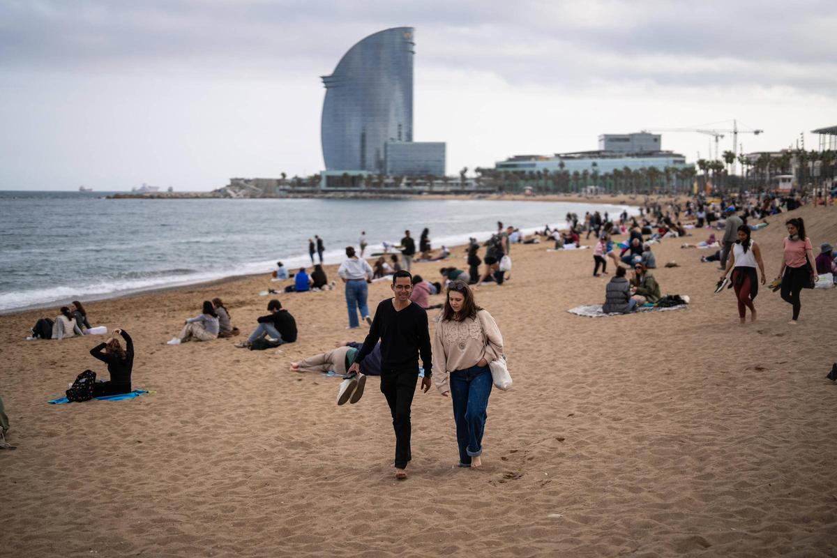 La primavera da inicio a la temporada de baño en las 10 playas de Barcelona, con restricciones por la sequía