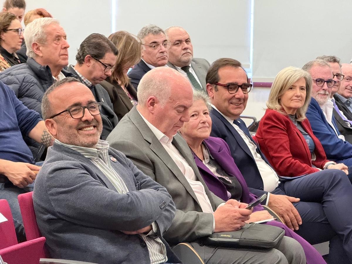 Morales, en primer plano. Detrás, otros representantes institucionales como Victoria Bazaga o Leopoldo Rodrigues