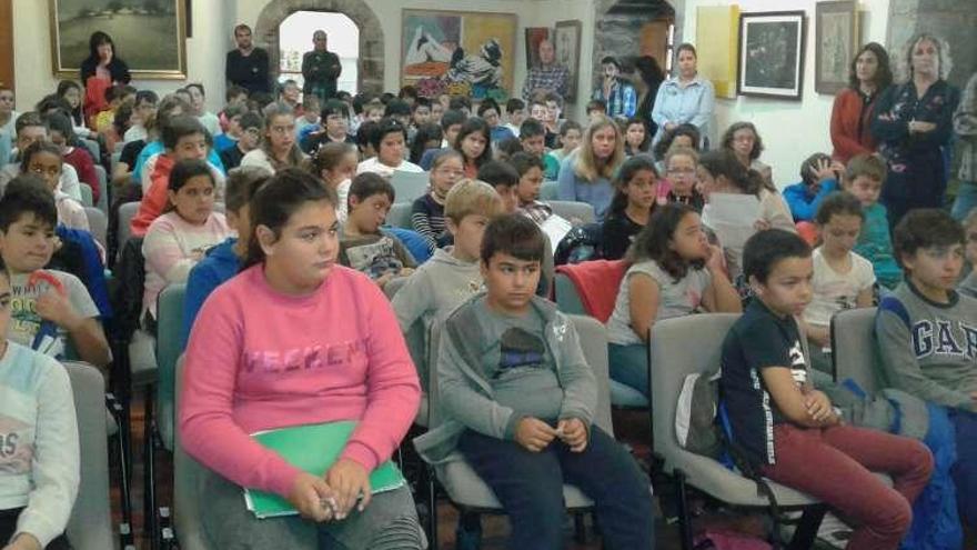 Escolares de Valdés, ayer, durante la sesión sobre reciclaje.