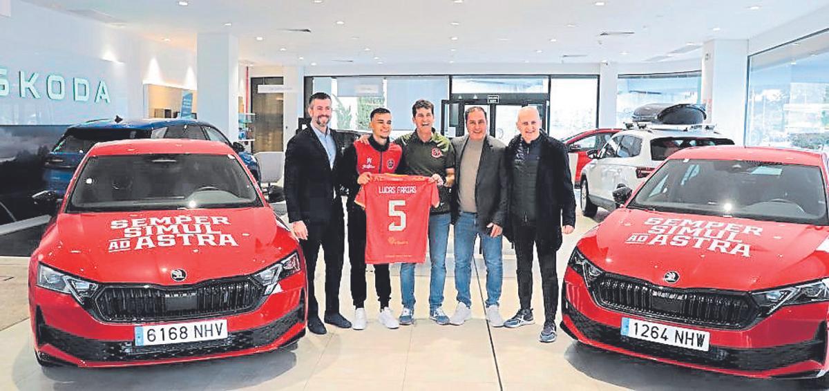 Entrega de los nuevos vehículos oficiales en la presentación de Lucas Farias.