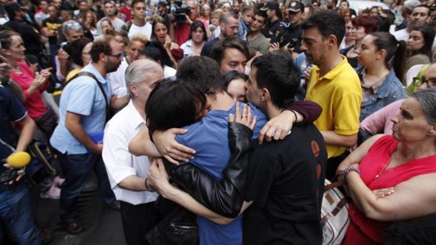 Medio millar de personas se manifiestan contra la agresión a un joven en Gijón