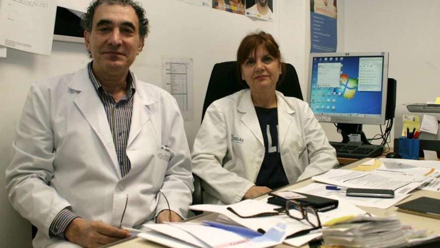 Juan Sánchez Castro y Milagros Núñez Vidal, ayer, en el centro de salud de A Estrada. // Bernabé / Víctor Espiño