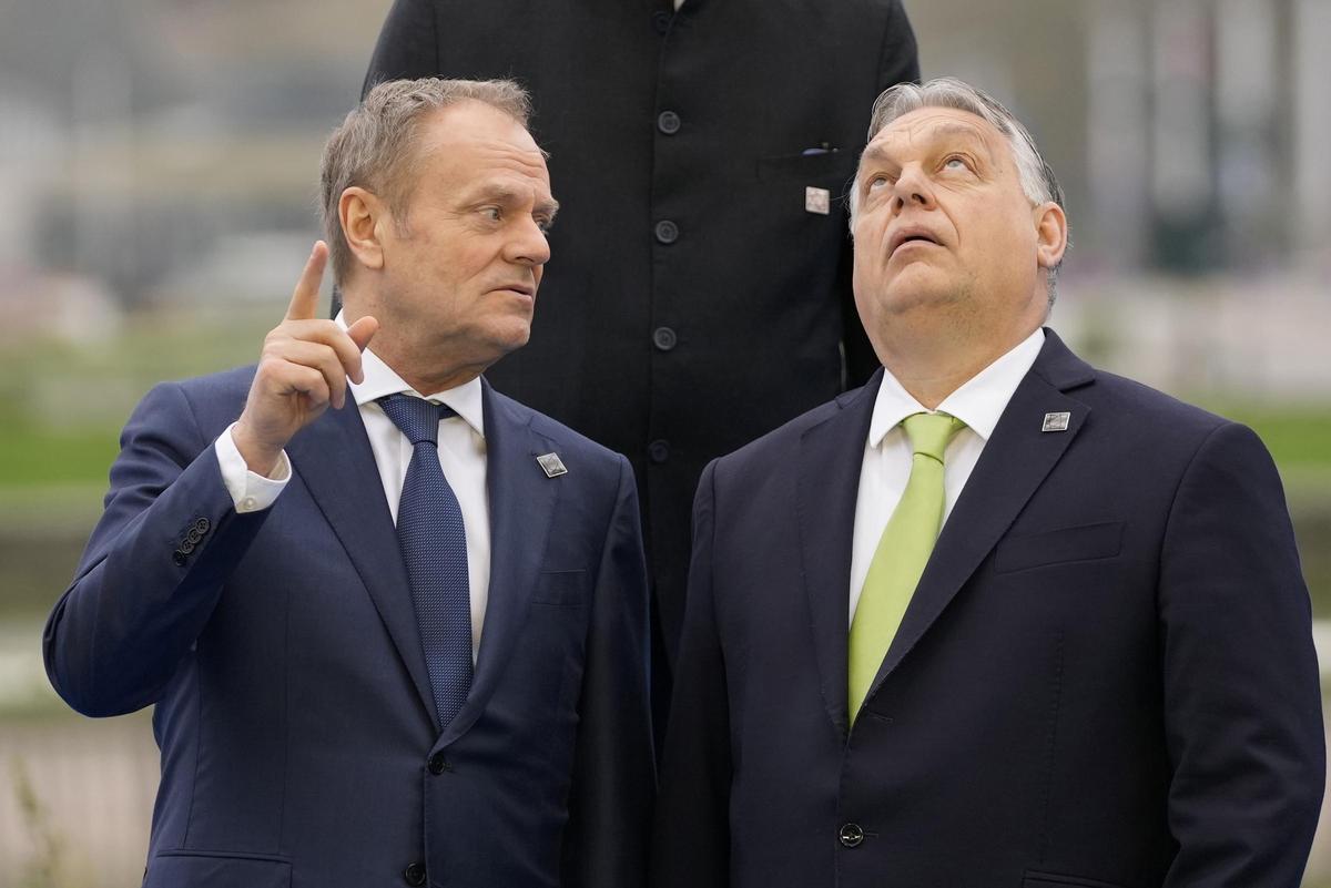 El primer ministro de Polonia, Donald Tusk (izquierda), habla con el primer ministro de Hungría, Viktor Orbán (derecha) mientras posan para una foto de grupo durante una Cumbre sobre Energía Nuclear en Bruselas, este marzo.