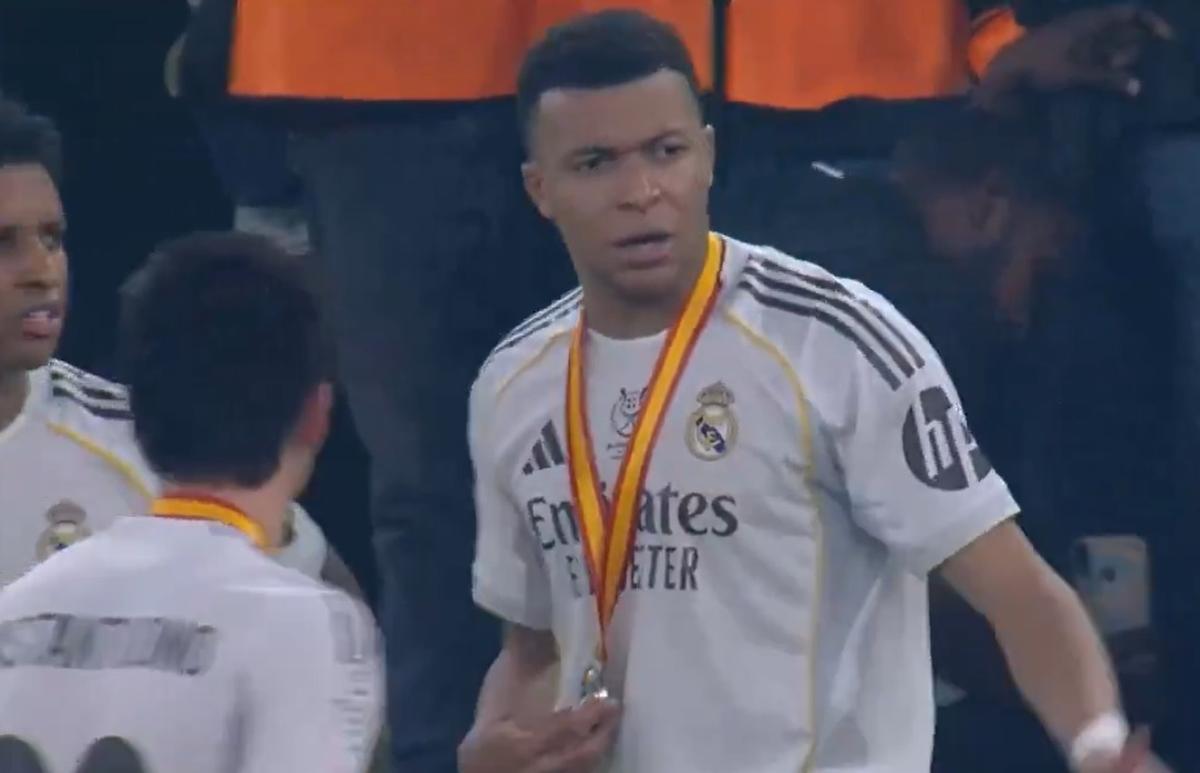 Mbappé habla con sus compañeros tras recibir la medalla