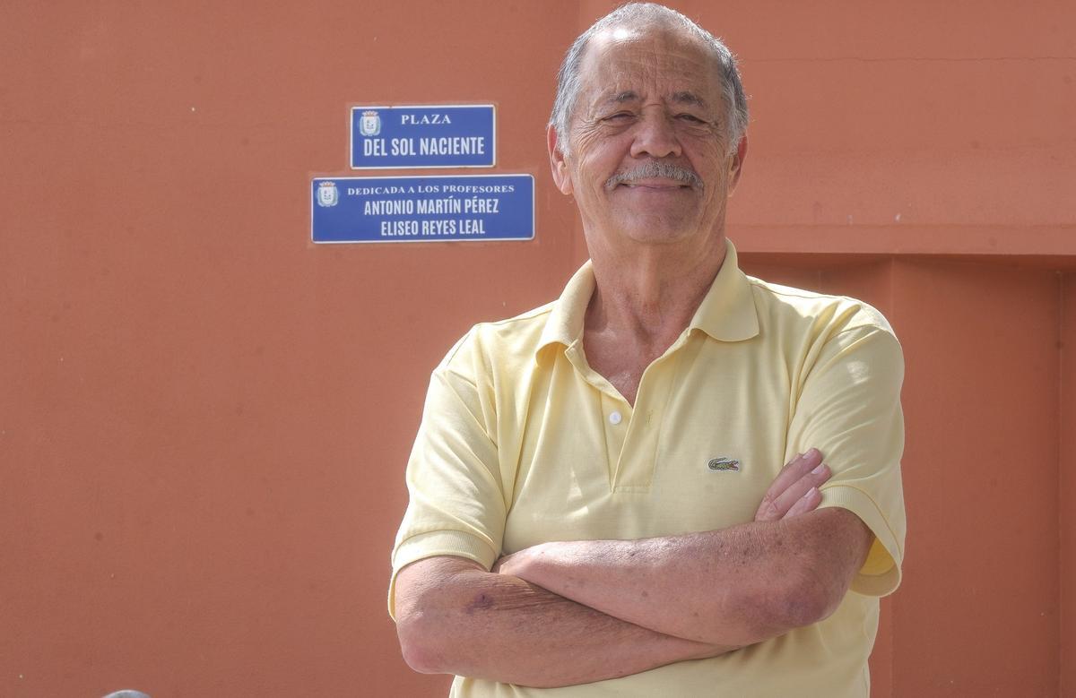 Pepe Sánchez, antiguo miembro de la asociación vecinal, frente a la placa de la Plaza del Sol Naciente