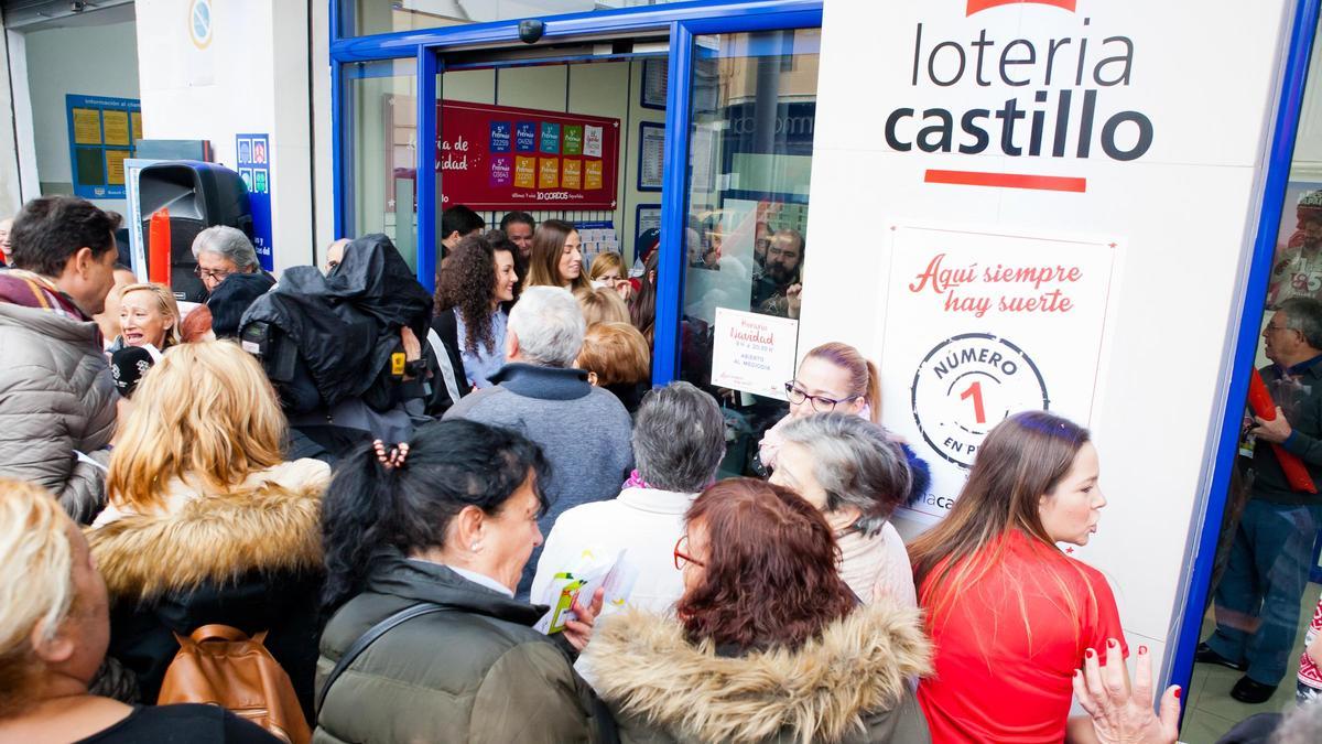 Compartir dècims de loteria és una tradició molt vinculada al sorteig de Nadal