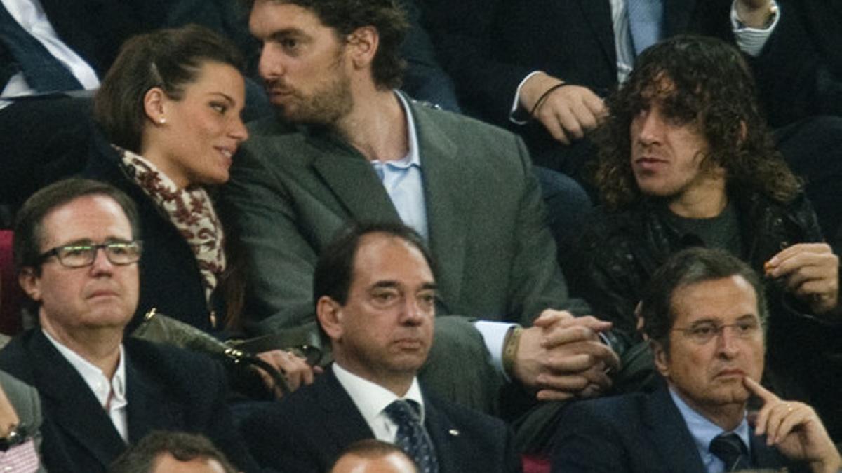 Puyol, junto a Pau Gasol y la novia de este en el palco del Camp Nou, el sábado.