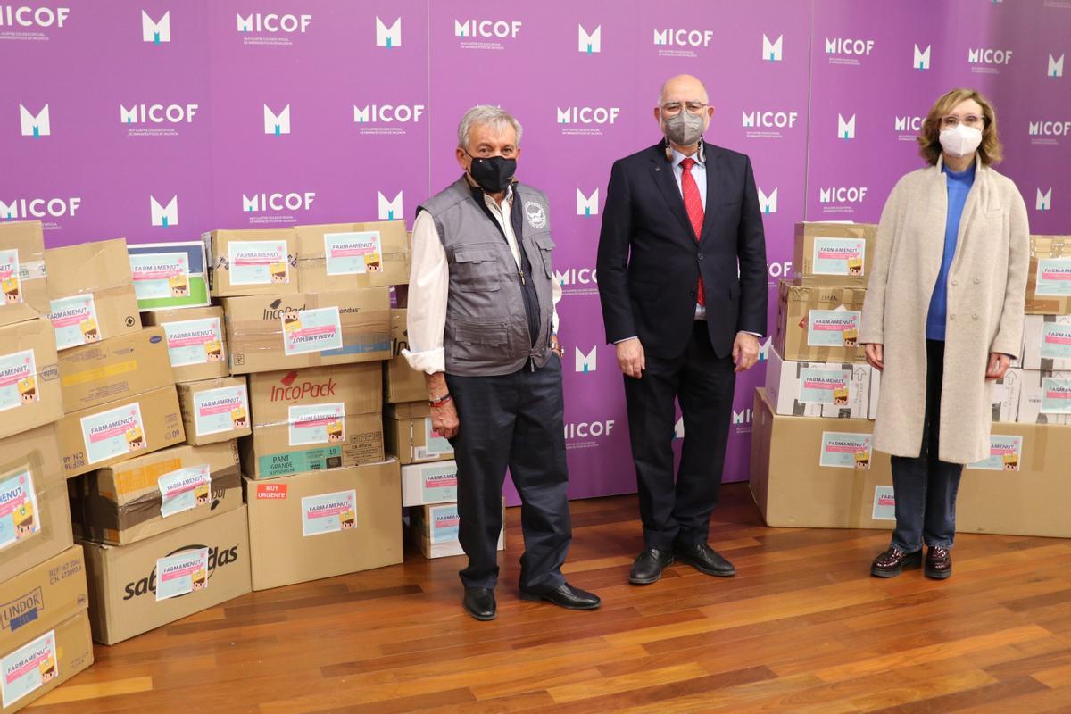 Jaime Serra, presidente del Banco de Alimentos de València; Jaime Giner, presidente del Micof; y Maite Torres, vocal de la comisión de Responsabilidad Social Corporativa del Micof.