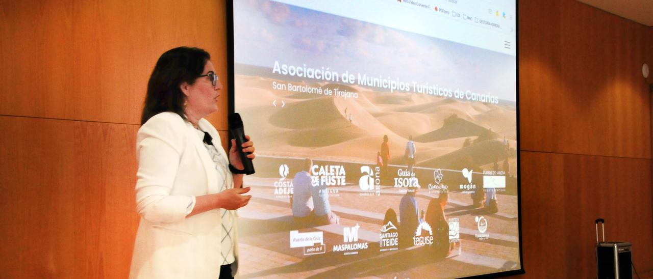 La edil de Turismo, Inés Rodríguez, durante la presentación del material promocional que Maspalomas llevará a Fitur.