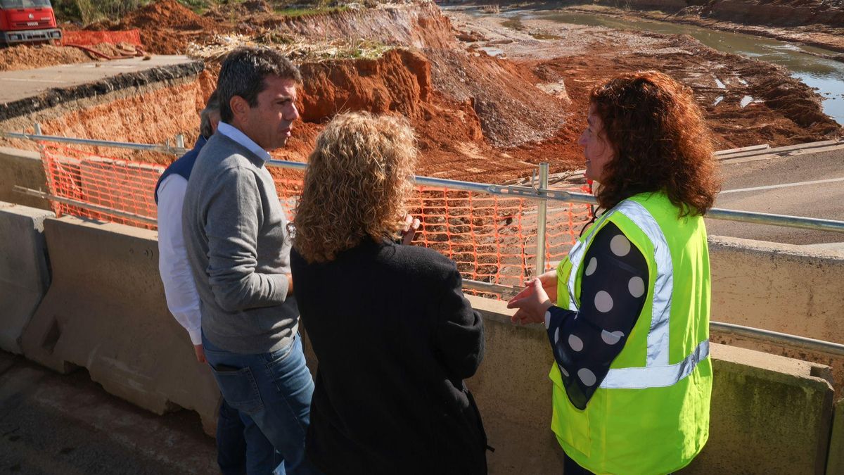 Carlos Mazón visita las obras que la Generalitat lleva a cabo en la CV-33, este lunes.