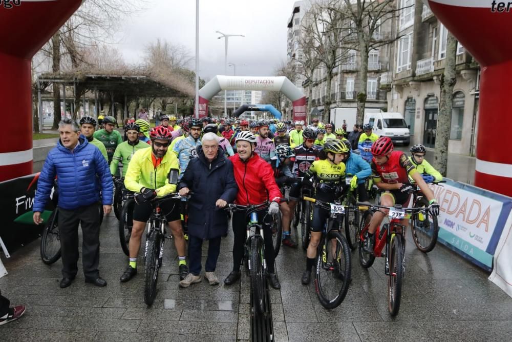 Más de 700 ciclistas tomaron en la mañana de este domingo la salida en Montero Ríos rumbo a Fornelos de Montes.