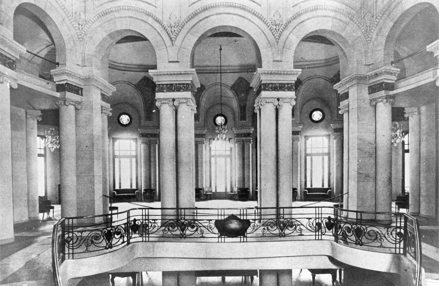 Vestíbulo de acceso al salón de fiestas, 1927.jpg