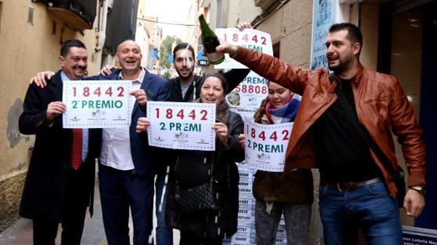 La família propietària de l&#039;administració de Sant Andreu de la Barca celebra el segon premi.