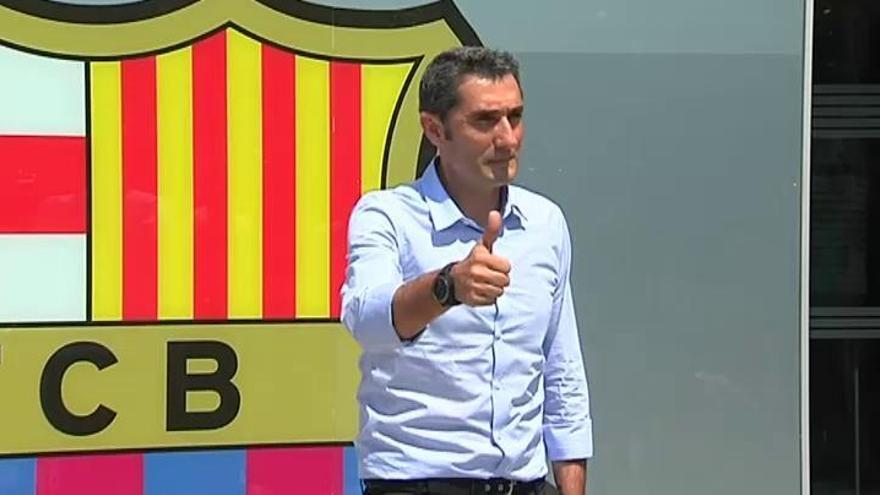 El 'Txingurri' Valverde posa junto al emblema del FC Barcelona