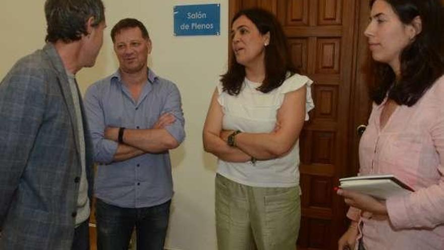 Marta Giráldez conversa con dos compañeros de la corporación. // NP