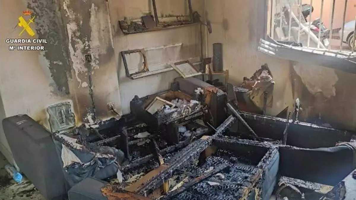 Imatge de l'incendi provocat en l'habitatge d'una anciana a Gines