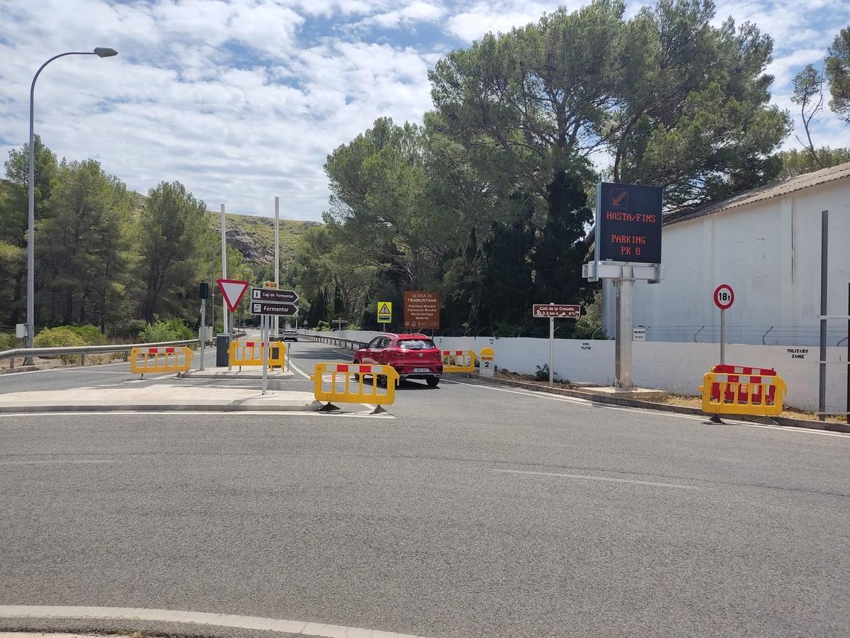 Cartel luminoso instalado en la rotonda del Port de Pollença para informar del aforo del apacamiento de la playa, el pasado verano.