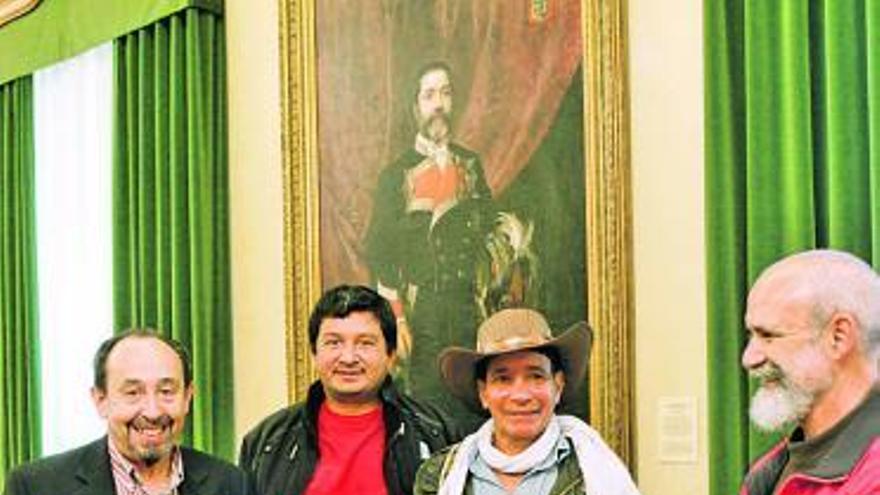 Montes Estrada y Manzano (con sombrero), durante la recepción oficial.