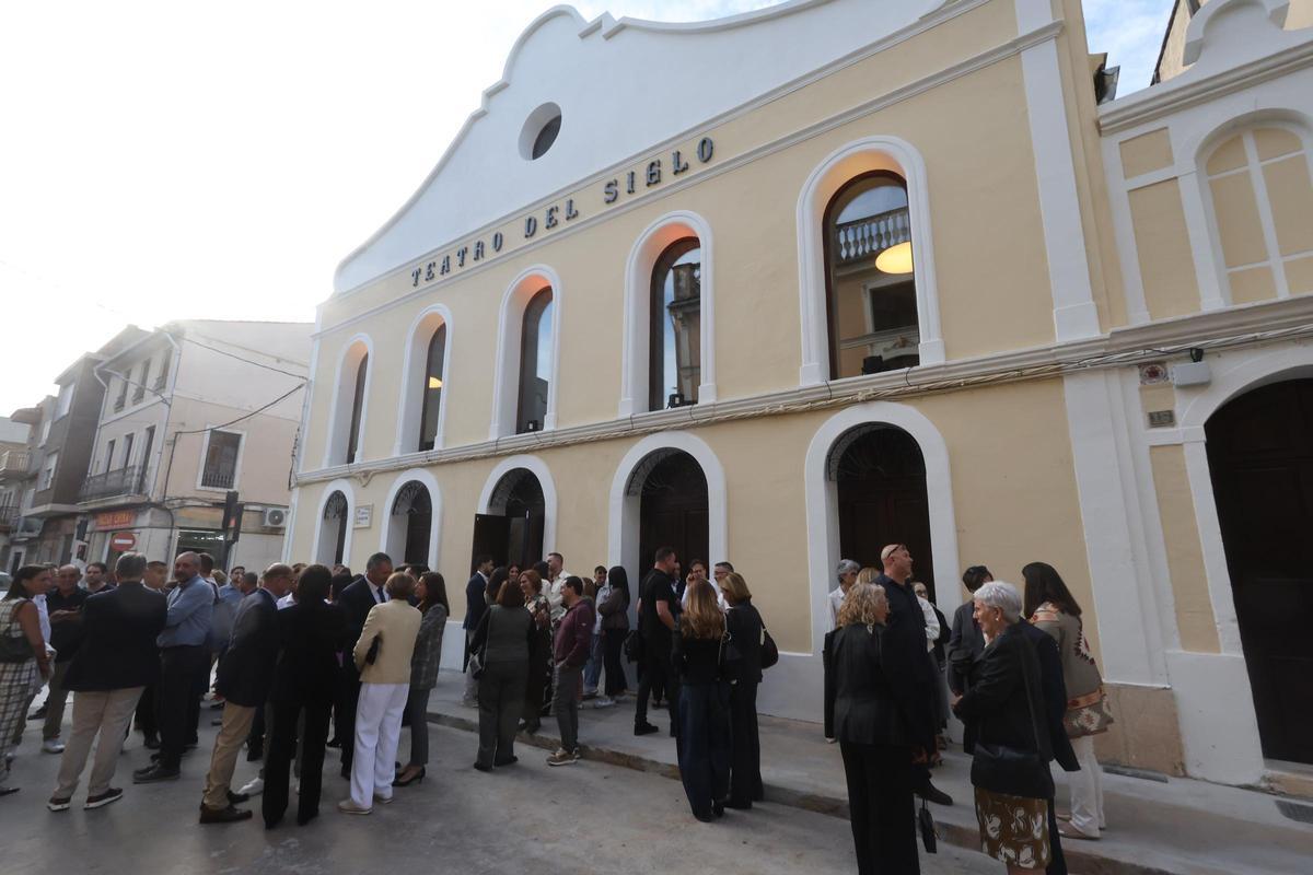 Público a las puertas del teatro para presenciar la gala inaugural.