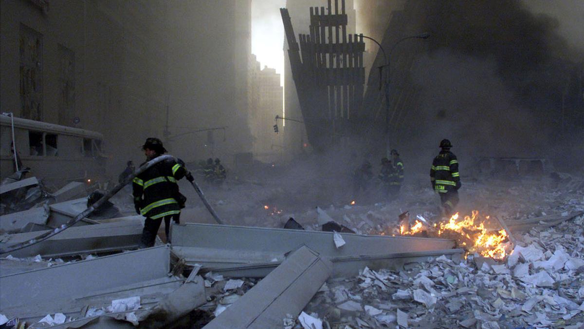 Bomberos trabajan en la zona cero, aún cubierta por un espeso polvo tras el derrumbe.