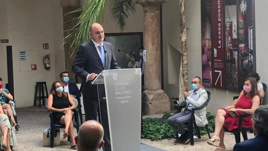 Vicent Marí, durante la firma del Pacto, hoy en Palma